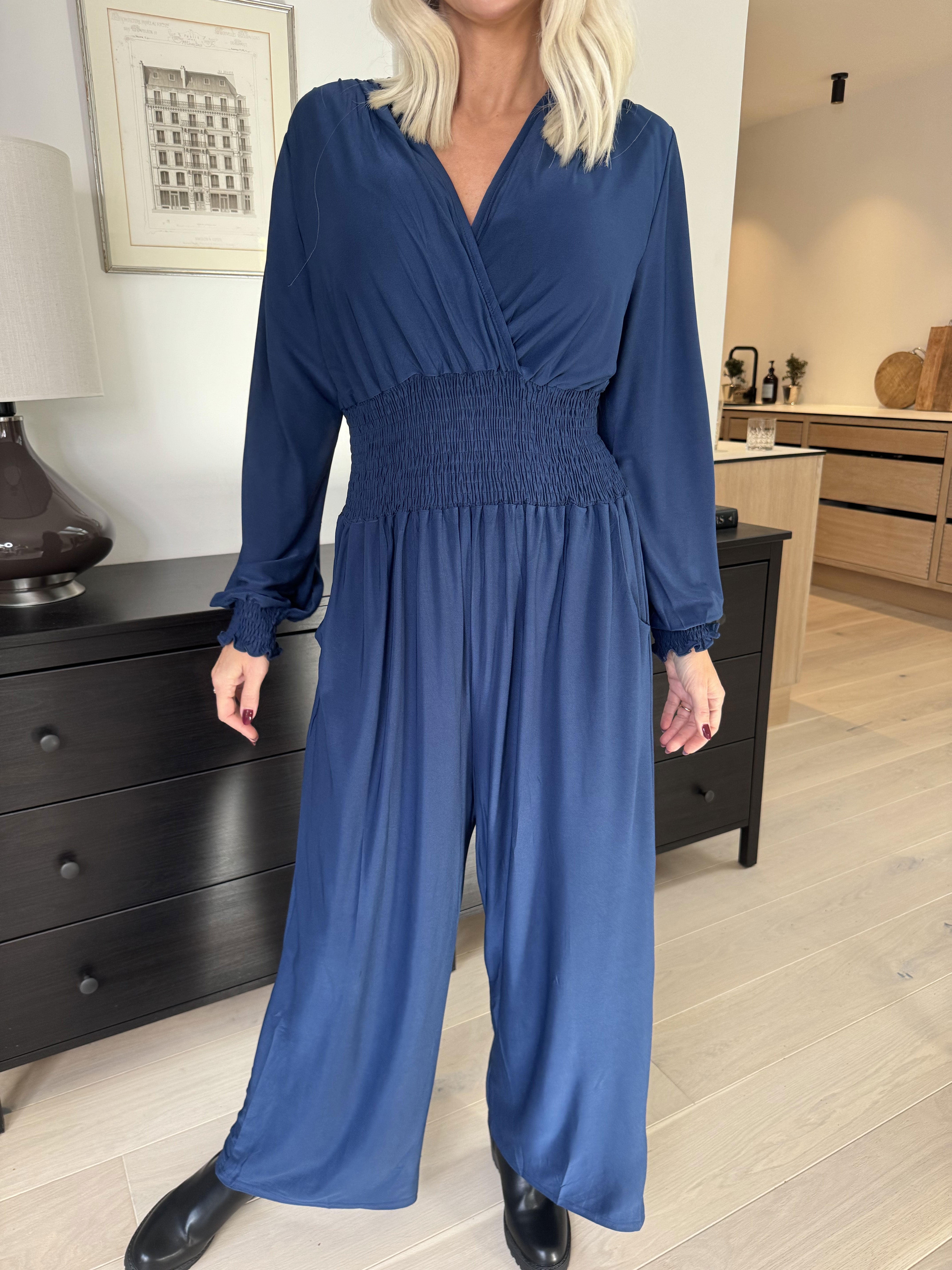 Pams Plain Jumpsuit L/S - En enfärgad jumpsuit med resår